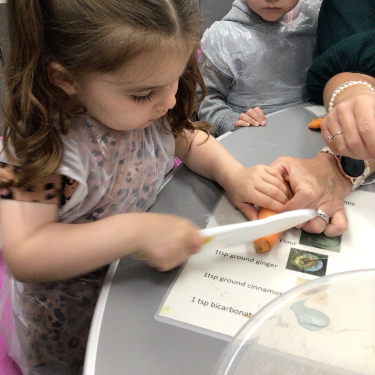 spaceplaceeyc1's tweet image. Baking carrot, apple and bramble muffins🥕🍎🍇
We are: weighing and measuring, following a recipe, taking turns, listening well, talking about different kinds of food, using our senses to explore our ingredients and so much more!💕
#crosscurricularlearning
#makinglearningfun