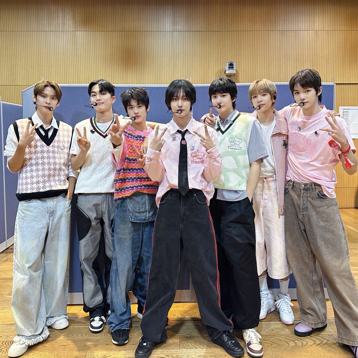 안녕하세요 소희에요!! 여러분 오늘 제 첫 엠씨 어땠나요ㅎㅎ
엠카운트다운에서 저를 스페셜 엠씨로 지정해 주셔서 영광이었어요. 며칠 전부터 소식을 접하고 많이 긴장하고 있었는데 오늘 엠카운트다운 엠씨 한빈 선배님과 저와 같이 스페셜 엠씨를 맡았던 재현 선배님이 너무 잘 이끌어주시고 지도해