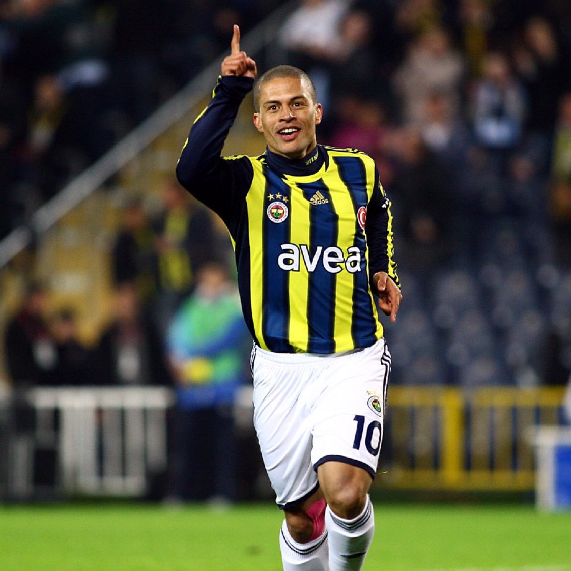 sehersain's tweet photo. Doğum günün kutlu olsun canım kaptanım. Her zaman aklımızda, kalbimizdesin.💛💙 @Alex10 #AlexDeSouza https://t.co/NR4UgTlwWC