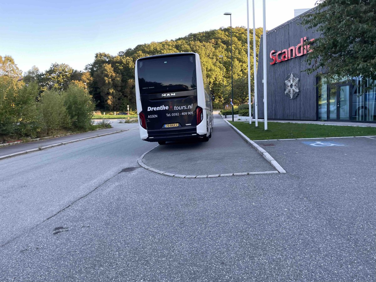 Klart man venter med bussen der myke trafikanter ferdes, istedenfor på veien, for der kan man være i veien for bilister 🤷‍♂️ @ScandicGlobal <a href="/kommunen/">Stavanger kommune</a>
