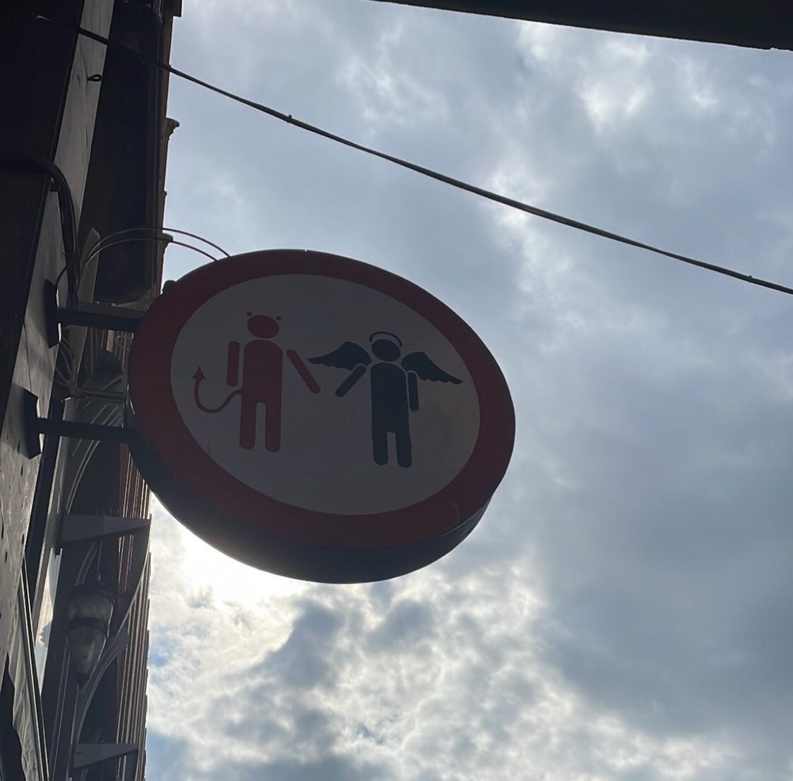 themoviedreams_'s tweet photo. Road signs also want their happy ending 😭♥️
#GoodOmens #GoodOmen2 #GoodOmensFanArt 
@michaelsheen @GoodOmensNews_ @GoodOmensPrime @PrimeVideo https://t.co/l9wJKj3h7I