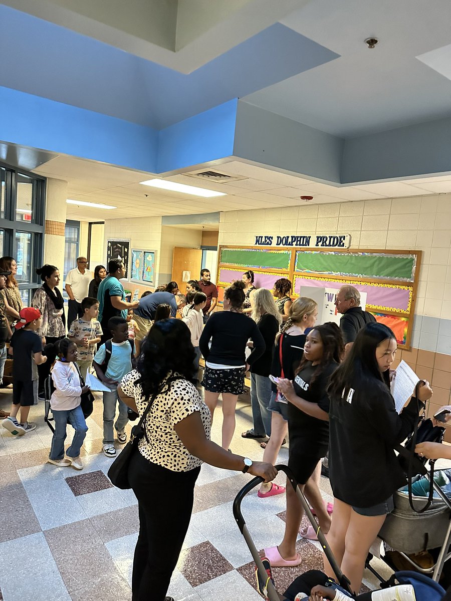 DavidKim_WLES's tweet photo. Oh, what a night!! BTSN was a huge success - drawing in the community. Students introducing their parents to teachers and guiding them through the schools, food trucks, scavenger hunts, no sit-and-get presentations. A great, GREAT, night!! #SeaThePossibilities #TheLanding #WLES https://t.co/RJFJzNyflj