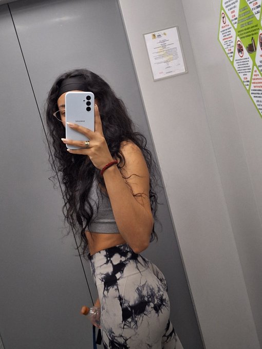 Amando mi nueva leggins🥵 https://t.co/2BiVBOvaHS<a href="/tag/felizmartesatodos"class="tags"><span>#felizmartesatodos</span></a>