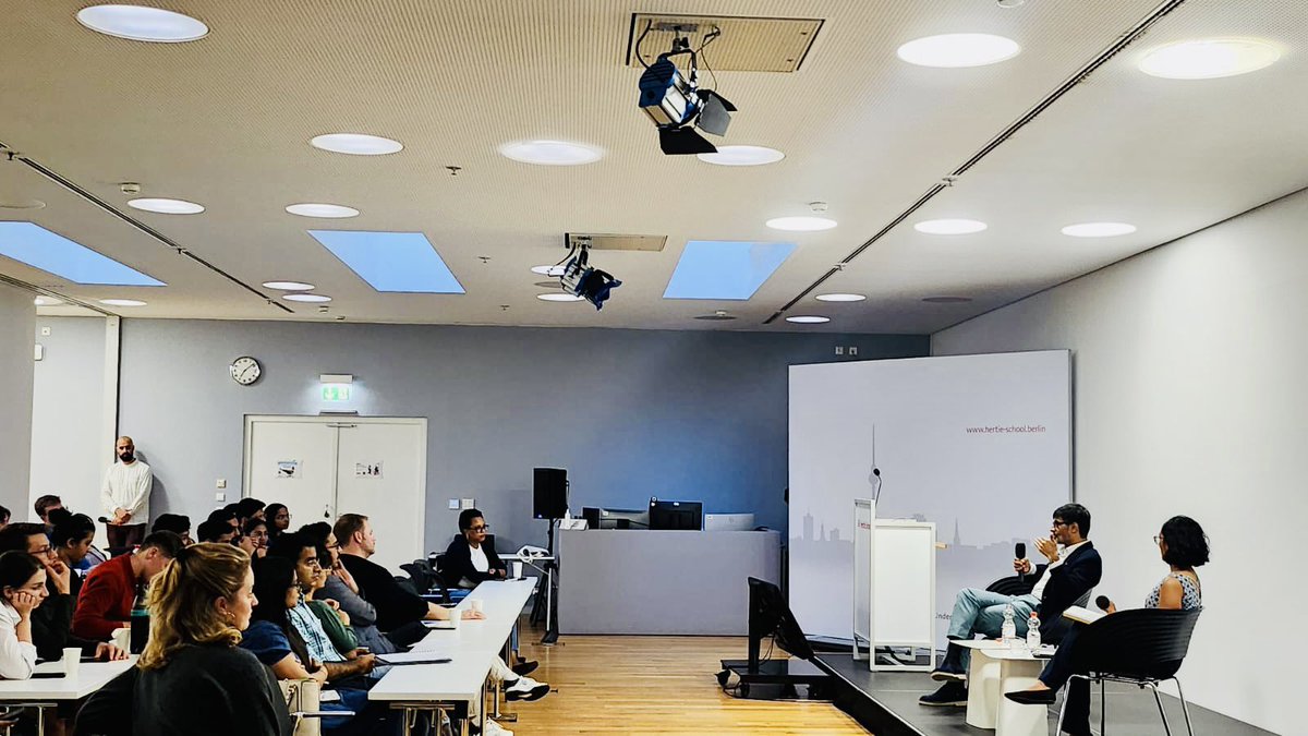 samirsaran's tweet photo. Delighted to engage with students/audience at the #PolicyAndPizza session at @thehertieschool last evening. Told this is the biggest turn out and right at the beginning of the term - #IndianForeignPolicy and #WorldOrder discussions are attracting more - #Great

Thanks @Shubha186 for the moderation🙏🏽