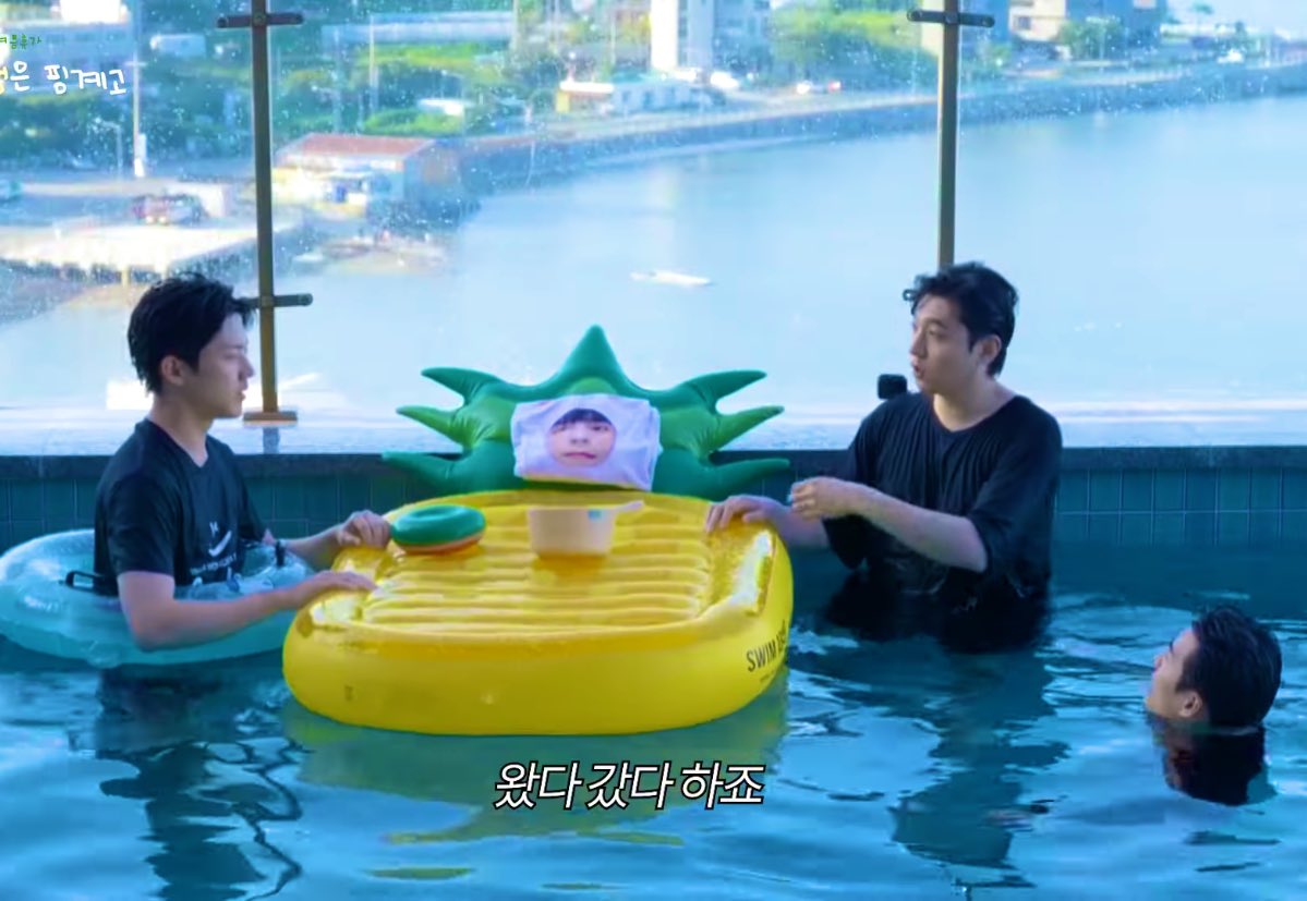 하 진짜 어딜가든 김원필 소외 안시키는거 너무 커염지고 쭈음ㅋㅋㅋㅋㅋㅋㅋㅋ 설령 그게 물놀이일지라도