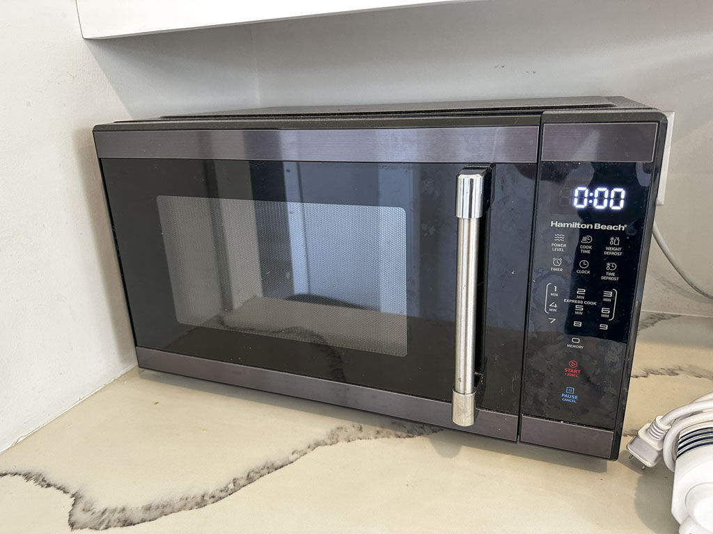 AaronSiepierski's tweet image. Looking for awesome 𝗞𝗶𝘁𝗰𝗵𝗲𝗻 𝗧𝗿𝗲𝗮𝘀𝘂𝗿𝗲𝘀? 👨🏻‍🍳 You know the drill! 🫡

📍 7721 Marble Ct Washington, MI 48094

Join us today! See you later!

#cuisinart #smeg #kitchenstuff #kitchenappliances #appliances #coffeemaker #microwave #hamiltonbeach #estatesales