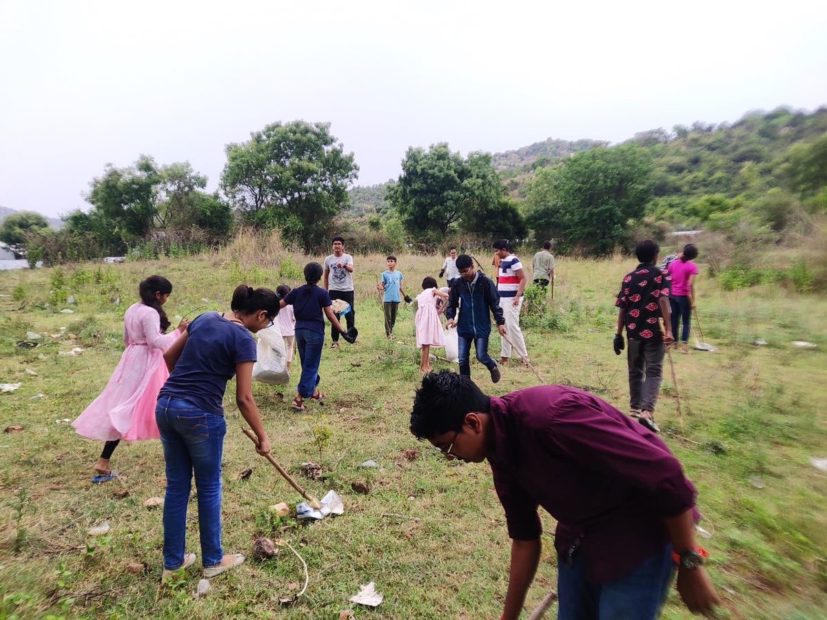 PeepalGrove's tweet image. 𝐂𝐨𝐦𝐦𝐮𝐧𝐢𝐭𝐲 𝐎𝐮𝐭𝐫𝐞𝐚𝐜𝐡 𝐏𝐫𝐨𝐠𝐫𝐚𝐦: Students of The Peepal Grove School mobilize resources and come together to clean up the premises of a popular temple in the neighboring village.

#Cleanupdrive #communityoutreach #TPGS #ThePeepalGroveSchool #sustainableliving