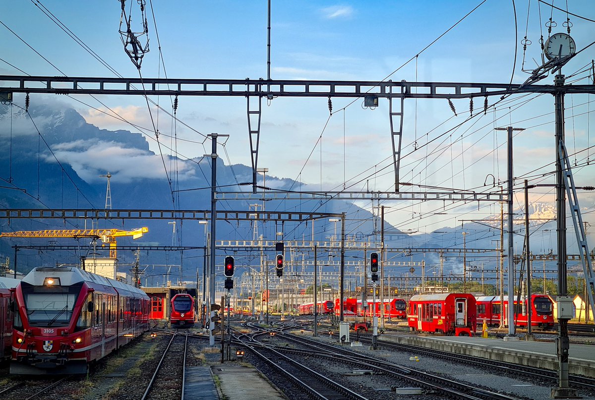 CheminsdeFerTC's tweet image. Le must de la voie métrique mondiale est en #Suisse : le #RhB (Rhätische Bahn/Chemins de fer Rhétiques) surtout dans les Grisons. Ici la base de départ à #Landquart près de Coire, en bas dans la vallée, l'objectif étant d'accéder par le train dans des villes de haute montagne ⤵️