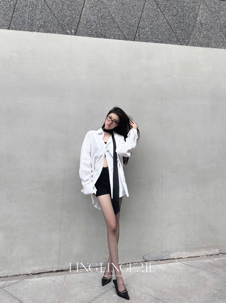 🥂松弛有型的白衬衣
不经意处秀露性感曲线
搭配清透丝袜 舒展窈窕身形
✨从容拿捏时髦感
率性又性感 愈显冷艳姿态❤️‍🔥

「极」云缎™3D无缝款 
清透自然，尽美之选
直达📮 https://t.co/toC0lItt3B

#绫天生丝滑 #绫丝袜 #绫 #绫天猫旗舰店 #丝袜 #丝袜控 #パンスト #ストッキング https://t.co/y3tSWoKsrN