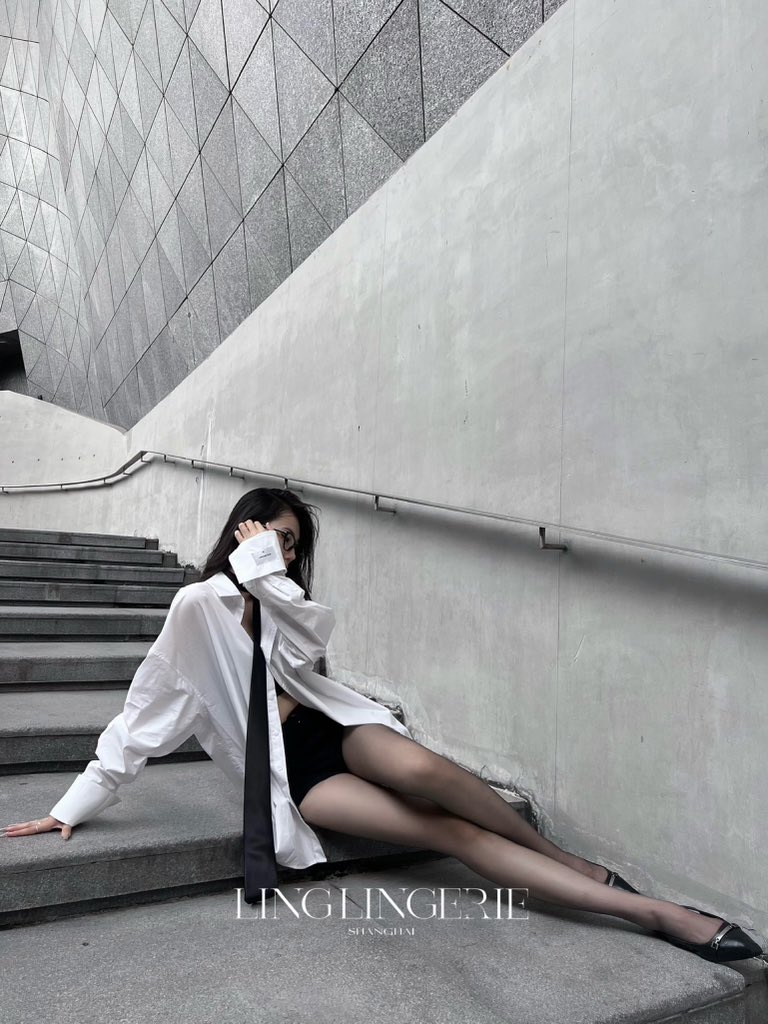 🥂松弛有型的白衬衣
不经意处秀露性感曲线
搭配清透丝袜 舒展窈窕身形
✨从容拿捏时髦感
率性又性感 愈显冷艳姿态❤️‍🔥

「极」云缎™3D无缝款 
清透自然，尽美之选
直达📮 https://t.co/toC0lItt3B

#绫天生丝滑 #绫丝袜 #绫 #绫天猫旗舰店 #丝袜 #丝袜控 #パンスト #ストッキング https://t.co/y3tSWoKsrN