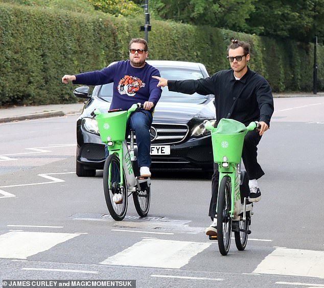 hsdcandids's tweet photo. Harry and James cycling in London yesterday - 13 September https://t.co/rpNTi3nPSU