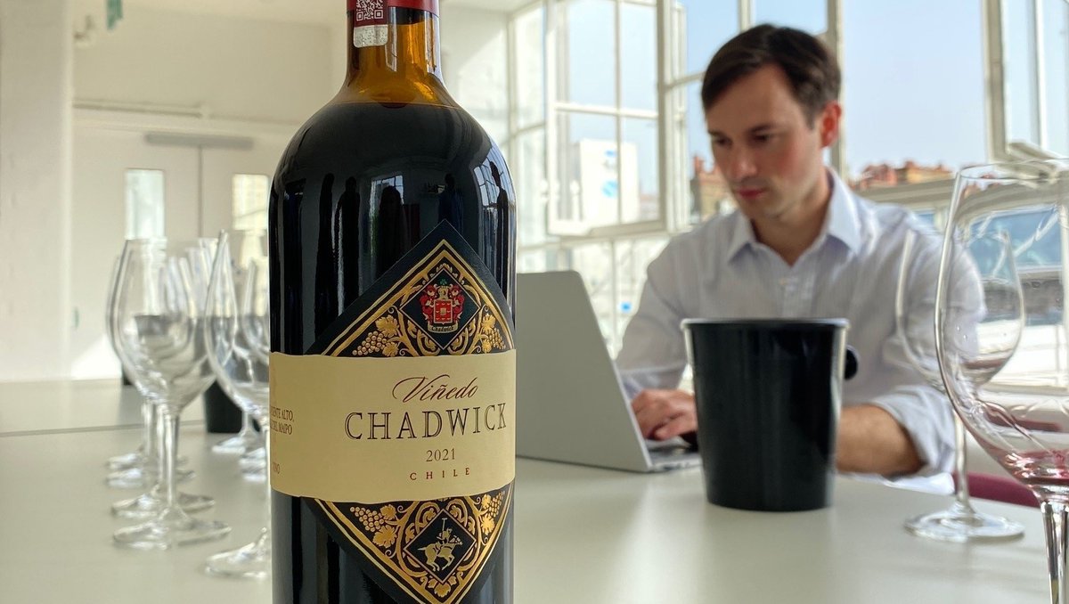 “This has to be the finest vintage for Chadwick; the wine made my heart beat faster—it's a wine of emotion. This is also my first 100-point wine from Chile!” - Luis Gutiérrez⁠
⁠
Released today: Viñedo Chadwick 2021 🍷
⁠
#senawinery #senawine #finewine #chilewine