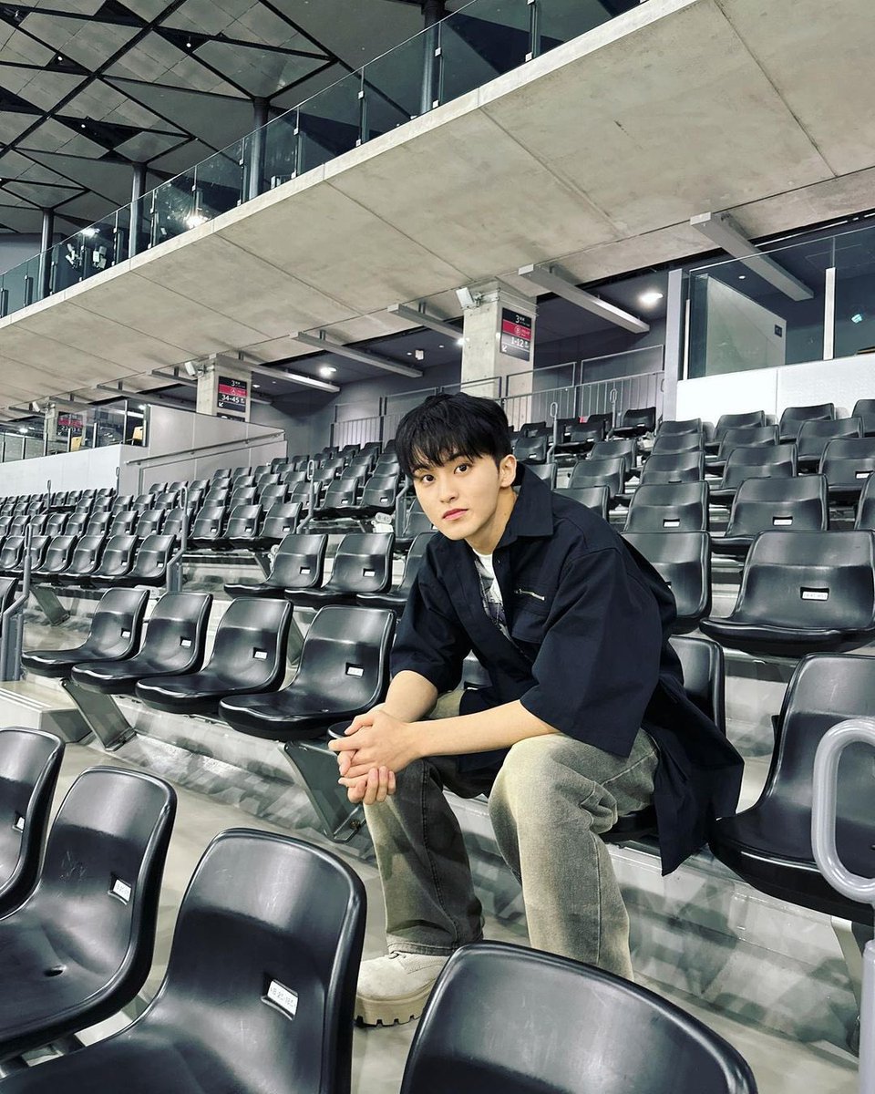 李J tweet media