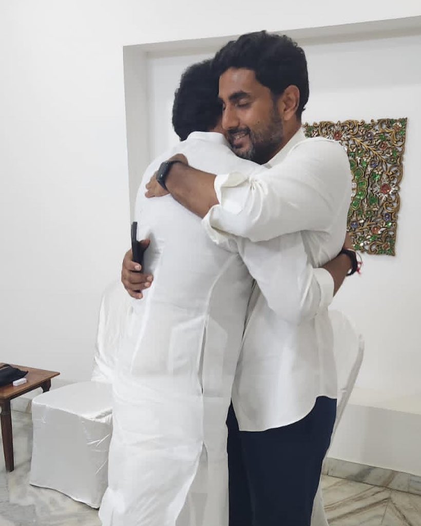 RamMNK's tweet photo. నీవెంటే మేము..
నీకోసం మేము..
ఈ దుర్మార్గ పాలకులకు తగిన బుద్ధి చెప్పేవరకు..
విరామం లేదు..
విశ్రమించేది లేదు..

@naralokesh https://t.co/IgtvQEr9QA