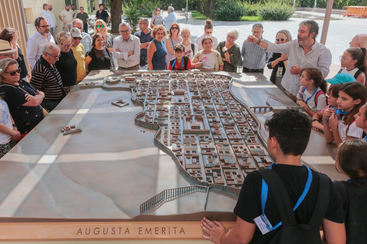ayto_merida's tweet photo. 🏛️ La maqueta en 3D de la ciudad de Mérida en el siglo II ya se puede visitar en la plaza Margarita Xirgu @MeridaCiudad @GrupoCPHE  
Enlace a la noticia 👉 https://t.co/TyHHTtTnar https://t.co/kD30kOI30G