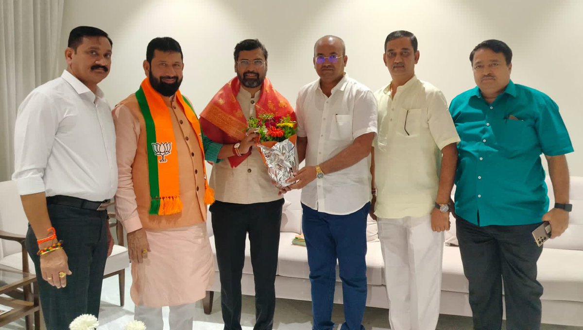 keshavupadhye's tweet photo. नंदुरबार येथे प्रदेश सरचिटणीस श्री. विजयजी चौधरी यांची सदिच्छा भेट ! 

#ModiAt9 महाजनसंपर्क अभियानांतर्गत नंदुरबार दौऱ्यावर असताना प्रदेश सरचिटणीस श्री. विजयजी चौधरी यांच्या निवासस्थानी सदिच्छा भेट दिली. यावेळी त्यांनी पुष्पगुच्छ देऊन केलेला स्वागतपर सत्कार स्वीकारला. 

भेटीदरम्यान, आगामी काळात पक्षसंघटना आणि पक्षाची कार्यपद्धती या महत्त्वाच्या मुद्द्यांवर तसेच पंतप्रधान आदरणीय श्री. नरेंद्रजी मोदी यांनी गेल्या ९ वर्षात उचललेली विकसाची पाऊले, या संदर्भात देखील सविस्तर चर्चा झाली.

 #महाजनसंपर्क #अभियान #संपर्क #समर्थन #नंदुरबार #दौरा #पदाधिकारी #भेट #ModiAt9 #9YearsOfSeva #9YearsOfModiGovernment #BJP @BJP4Maharashtra

@devendra_fadnavis
@Chandrashekhar
@vijaychodhari  
@bjp4maharashtra