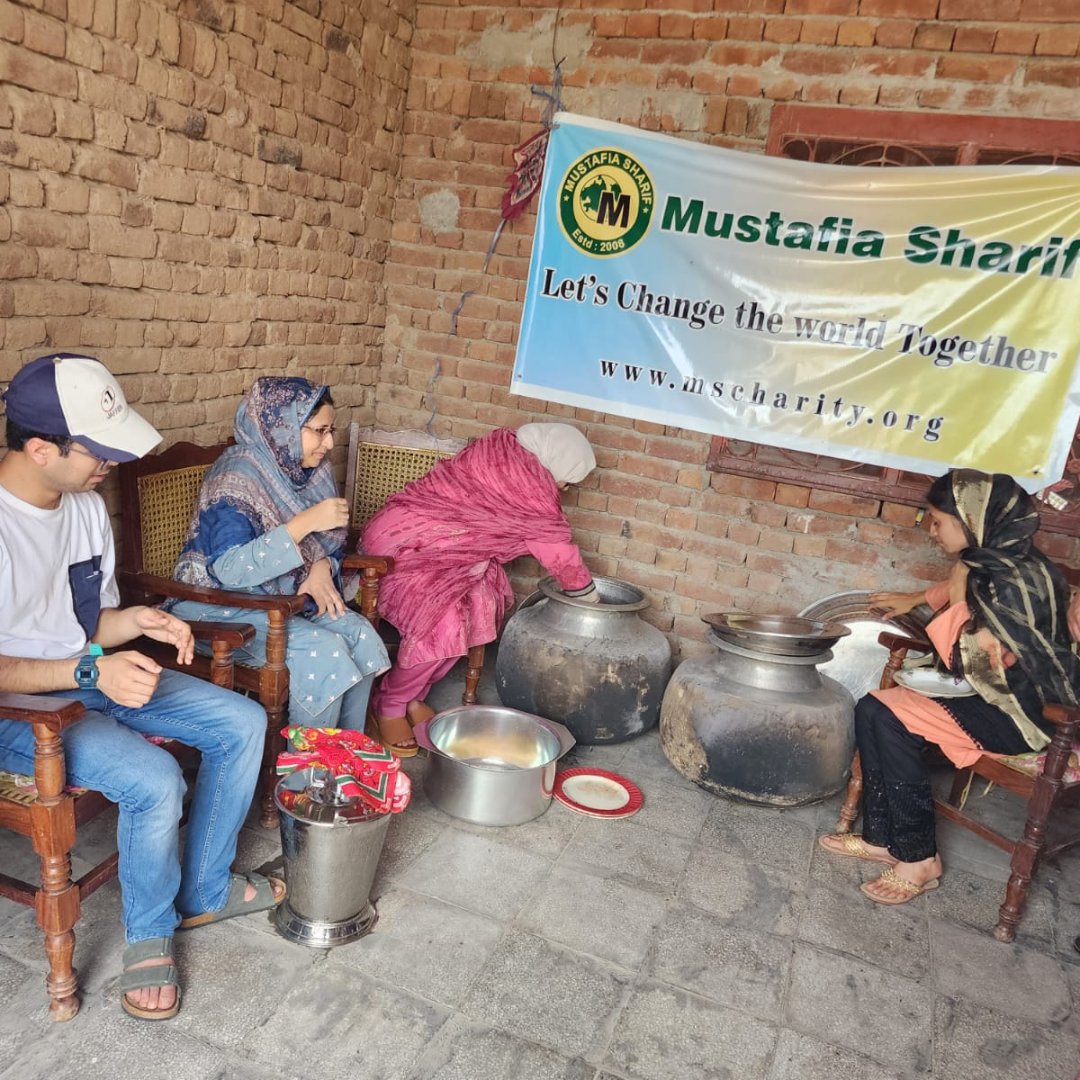 mscharityuk's tweet photo. In Pakistan's Chicha Watni district, we are distributing food to help those who really need it. Our team is working hard to make sure that people who need healthy meals get them, even when life is tough.
#Pakistan #thursdayvibes #helpingother #MSCharity https://t.co/sezCeZsSbR