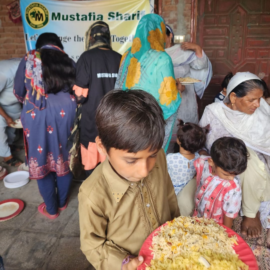 mscharityuk's tweet photo. In Pakistan's Chicha Watni district, we are distributing food to help those who really need it. Our team is working hard to make sure that people who need healthy meals get them, even when life is tough.
#Pakistan #thursdayvibes #helpingother #MSCharity https://t.co/sezCeZsSbR