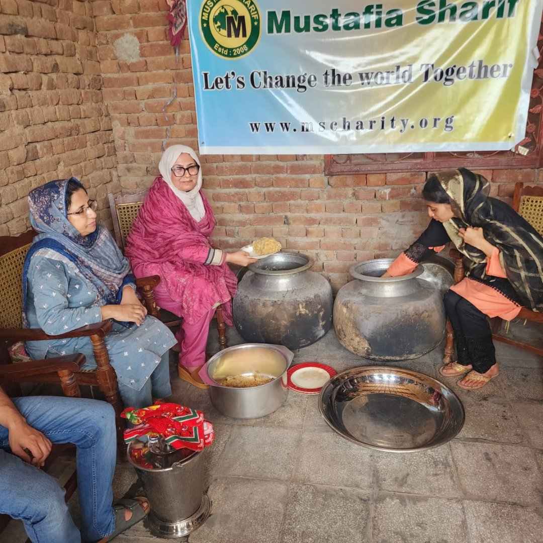 mscharityuk's tweet photo. In Pakistan's Chicha Watni district, we are distributing food to help those who really need it. Our team is working hard to make sure that people who need healthy meals get them, even when life is tough.
#Pakistan #thursdayvibes #helpingother #MSCharity https://t.co/sezCeZsSbR