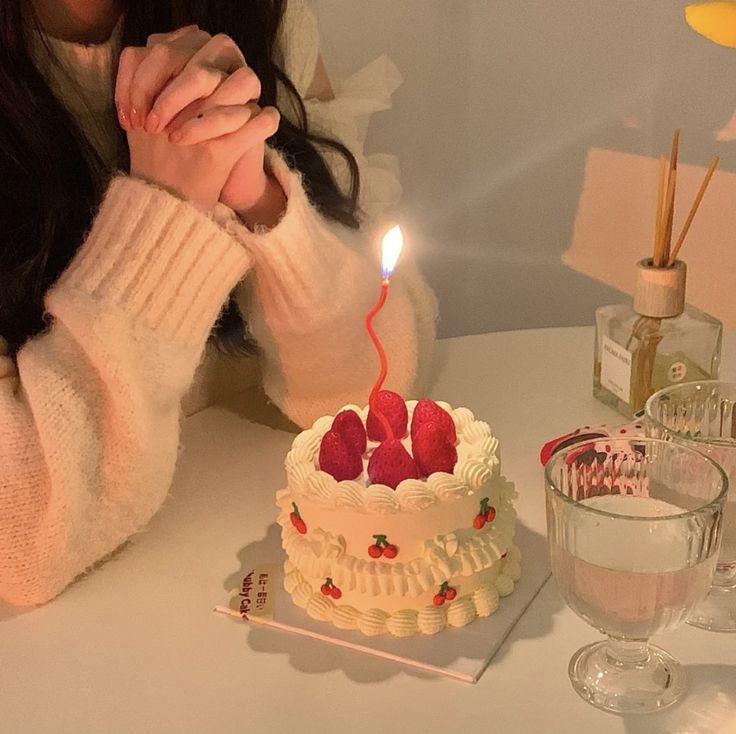 aespacatarina's tweet photo. I hope that He keeps you safe anywhere you go and whatever you do, keeps you healthy and happy all the time, blessing you continuously, and surrounding you with so much love and with them who treasure you the most. Blow the candles now, love Happy birthday, boyfriend! ❤️🎂 https://t.co/dxgIXHY7t5