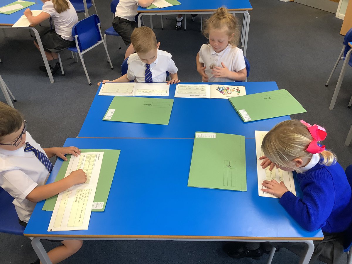1AP_LPS's tweet photo. Everyone is busy reading in class. 📚 #LPSreading https://t.co/bBrBvqlmtc