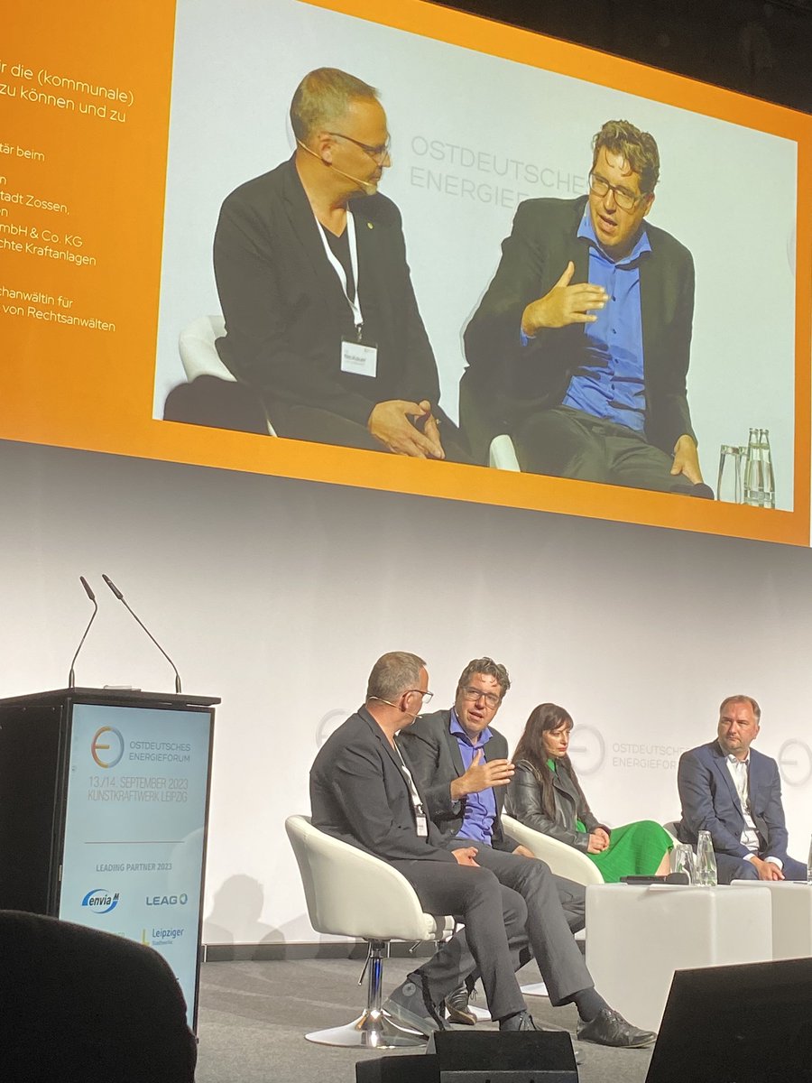 Rege Diskussion auf dem #OEF23 in Leipzig: Energieversorgung muss vielfältig, regional u. mit konkretem Nutzen für die Kommunen gedacht werden. Bei #Wasserstoff brauchen wir einen langen Atem, aber es lohnt sich. Das Wasserstoff-Kernnetz ist jetzt ein wichtiger erster Schritt.