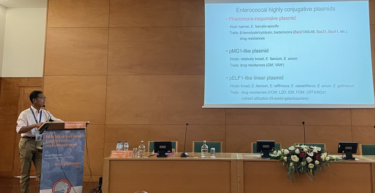 Starting the afternoon session of #ICE6 with a #plasmid biology talk given by Prof Tomita 🇯🇵 - curious to learn some new facts about linear plasmids of the pELF type in #Enterococcus