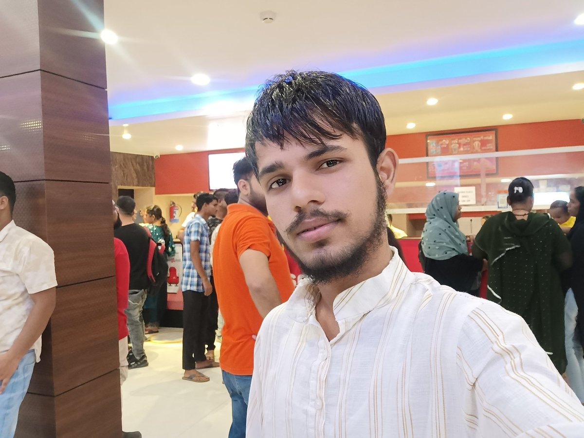 realmohdsaif1's tweet photo. Jawan hone ke bawjood SRK ki movie dekhi, par picture click karke tweet kiya to zero like, zero retweet, aur SRK ka reply bhi zero! 😅📸 @iamsrk #ZeroResponse #Jawan https://t.co/wkOEbOYPwm