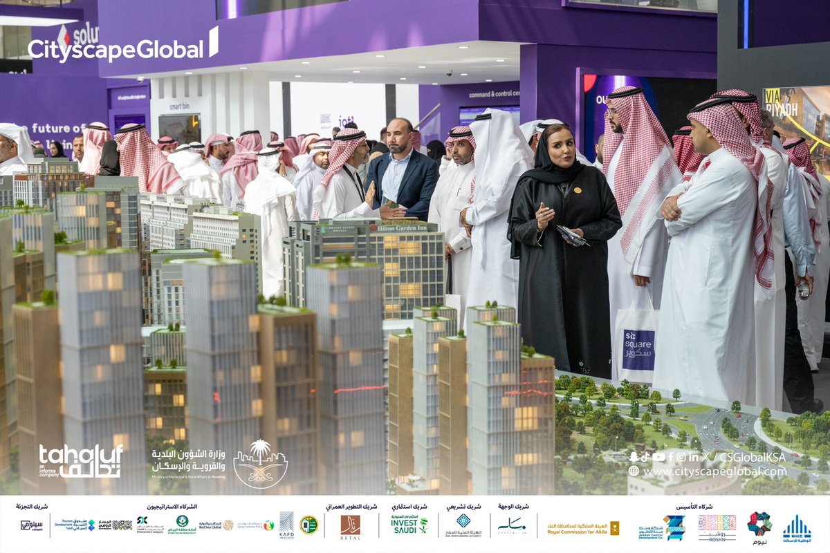 Mhd_Alageel's tweet photo. ٤ أيام قضيناها في تغطية المؤتمر العقاري الأكبر عالمياً #سيتي_سكيب_العالمي 

٤ أيام كانت مليئة بالتحديات والمتعة 
وبالتأكيد بالجمال والابداع

٤ أيام شهدنا فيها نجاح المؤتمر
والأعظم أننا كنا في @alphaco_sa 
مشاركين في هذا النجاح 

كل التقدير لشريك النجاح @TahalufGlobal  
لثقتهم بنا https://t.co/qmLE50XQD8