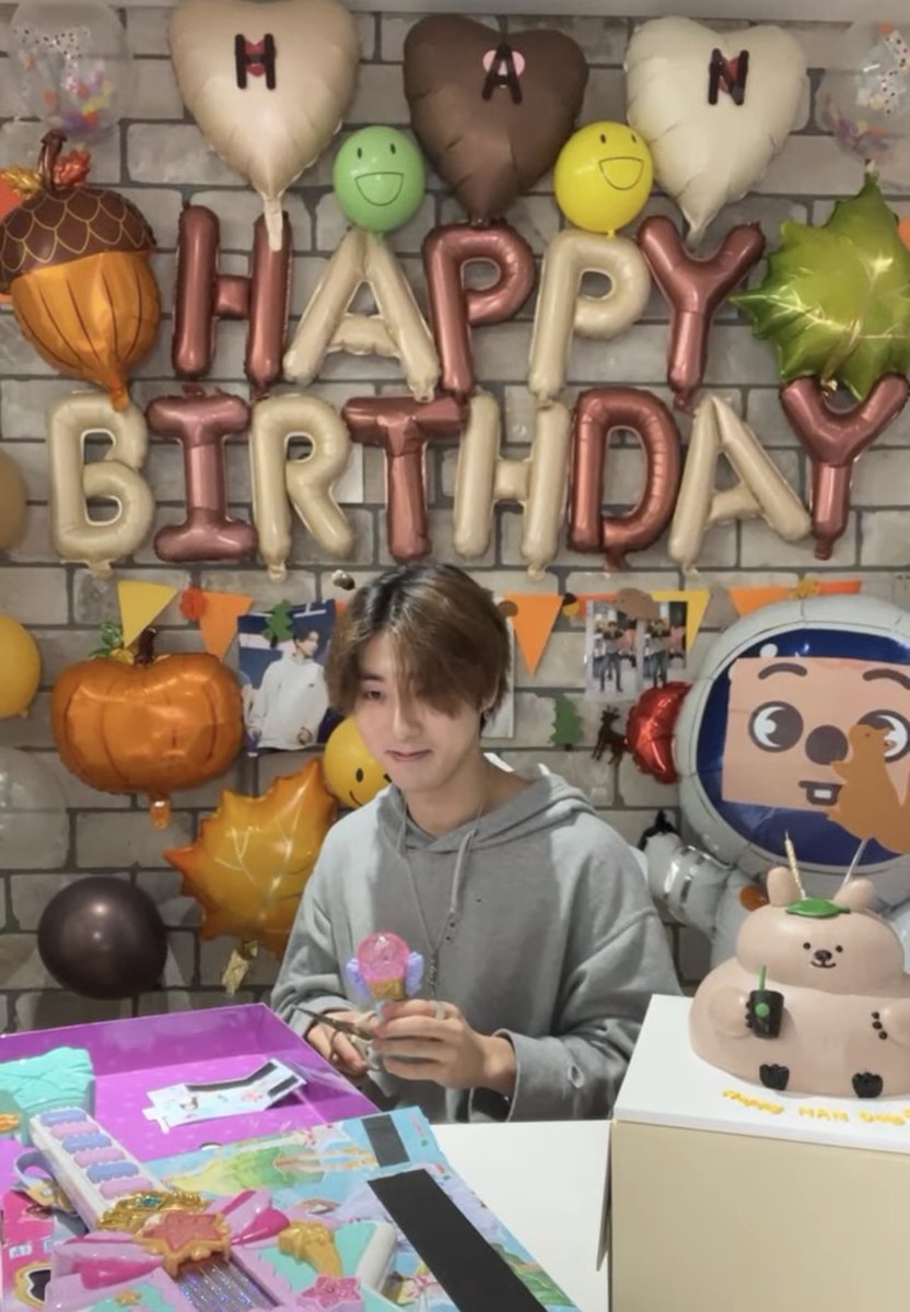 st4y_o's tweet photo. Happy birthday beautiful soul!! 🩵 we love you!! 
#Hanjisung #HappyHANDay #SKZ https://t.co/TTFo2mHsvx