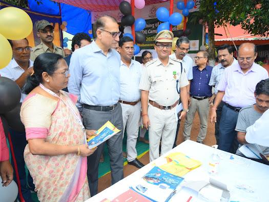 odishasacs's tweet photo. Empowering change, one leaflet at a time. DG Prison and Project Director OSACS oversee the distribution of leaflets and HIV testing in the Jharpada jail. Knowledge is power, and together, we're arming everyone with the tools for a healthier future. #InmateHealth #KnowledgeIsPower https://t.co/40Cx0yXVmk