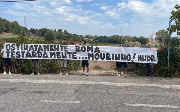 joseseiperme's tweet photo. Quando fate la distinzione tra la Roma e Mourinho fate finta di non capire,che si parla della stessa cosa.E' l'allenatore della Roma,quello delle 2 finali (una vinta e una rubata) in 2 anni,quello che ci ha difeso DA SOLO,contro tutti.Non sarà mai lui il problema ma la soluzione. https://t.co/Lct4TNJ6sK