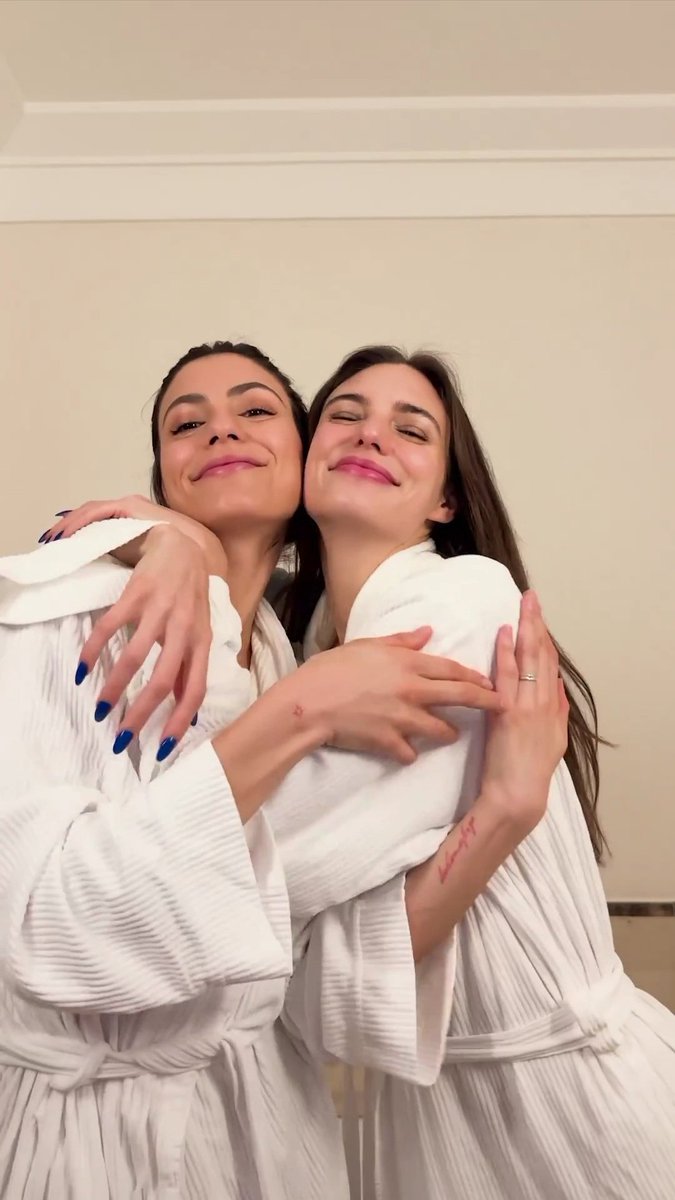 danigm2910's tweet photo. Felis Dia de San Valentin al mejor fandom del mundo 😍 . Gracias @barbara_lopez21 y @macabeso por todo el amor durante todos estos 5 años. Siempre juntas para siempre🌈🍰🖇🍑
#14deSeptiembre #Juliantina https://t.co/IF12bsRTBC