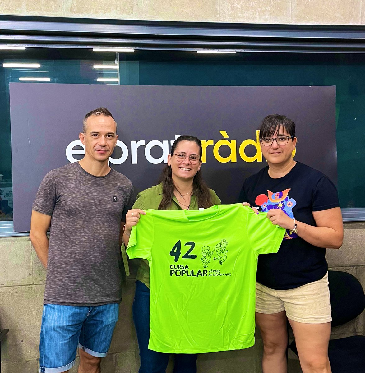 Avui hem estat a la ràdio per parlar de la Cursa Popular i de tots els actes esportius que podrem gaudir a la #FMElPrat! 🎇🏃‍♀️🤸‍♀️🚴‍♀️
#EsportsAlPrat #ElPrat