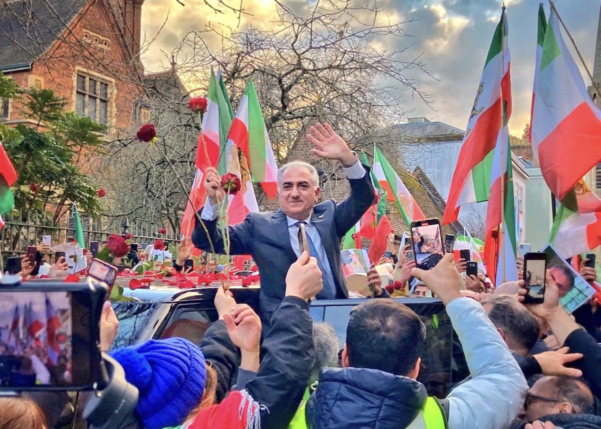 VidaSarafraz's tweet photo. #شاهزاده_رضا_پهلوی: 

درد ایران ملی است، درمان آن نیز ملی است. 
تفرقه‌انگیزان را از خود دور کنید و یکصدا ندا سر دهید:

#ما_ملت_کبیریم_ایرا��_رو_‌پس_میگیریم https://t.co/kiAYV1Dcu7