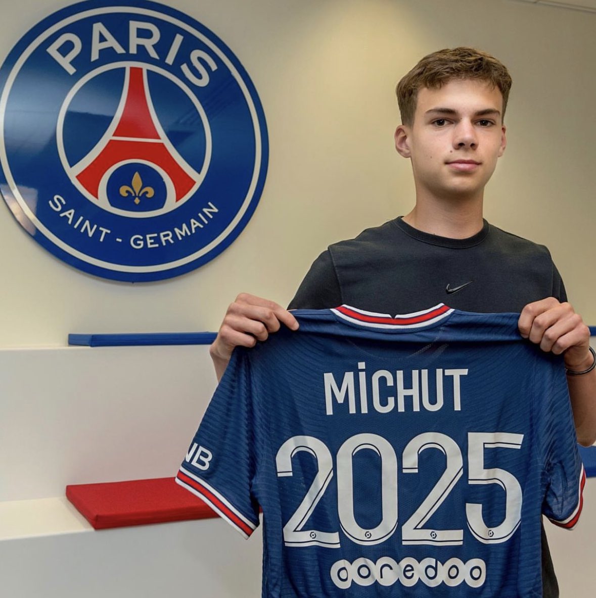 FabrizioRomano's tweet photo. After Verratti &amp; soon Draxler, one more outgoing set to be completed for PSG: Édouard Michut, just landed in Turkey to sign in as new Adana Demirspor player 🔵🇹🇷 #transfers

Deal agreed on loan with buy option clause, as exclusively revealed yesterday. https://t.co/q85H8eWfRV