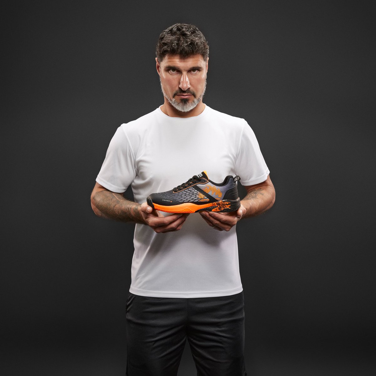 Nueva Colección de las zapatillas Black Carbon Series, modelos avalados por "La Bestia", <a href="/GOMEZSILINGO/">Agustin G. Silingo</a>.
¿Quién se pide unas?☝️

jhayber.com/es/catalogo/fa…

#Zapatillas #padel #JhayberPadel