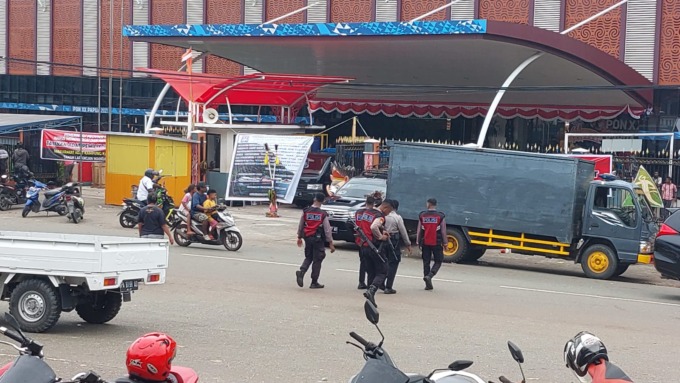 Masyarakat adat dari Kampung Kayu Batu (KKB) masih terlihat duduk santai di depan pintu masuk Kantor KONI Papua, Kamis (14/9/2023) sejak pukul 07.00 WIT. (Ceposonline.com/Hans Palen)

CEPOSONLINE.COM, JAYAPURA- Hingga pukul 12.00 WIT