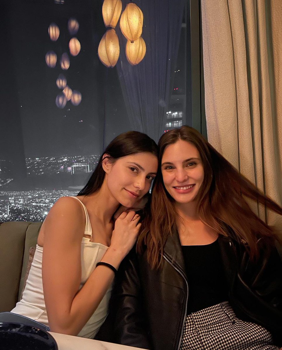 JuliantinaVive's tweet photo. Nos encanta cuando se siente y respira felicidad y celebración por aquí 🥳🥳🥳🍑🍰🍑🍰🍑🍰

La familia #Juliantina está de fiesta 🥳🥳🥳

A quien le agradecemos a Maca y Barbie o a los suegro por cumplir hoy?? 🤭🤭🤭

SAN VALENTIN JULIANTINA 
#14deSeptiembre https://t.co/DMVjUF3aCv
