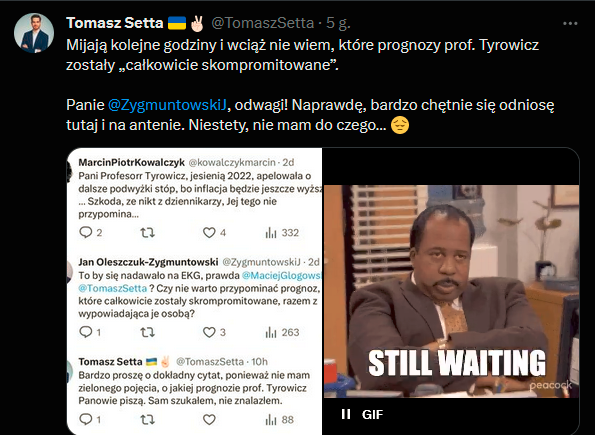 ZygmuntowskiJ's tweet photo. Kompromitacja prognoz ekonomicznych - przykład dla Magazynu EKG

Prowadzący w @Radio_TOK_FM  program #MagazynEKG @TomaszSetta dopomina się o przykład kompromitacji prognostycznej prof. Joanny Tyrowicz, członkini RPP. Uważam bowiem, że należy ekspertom w mediach wypominać błędne prognozy.

W wywiadzie dla "Rz" z października 2022 r. [1] znajdziemy wiele apeli (do nich przejdę), ale prognoza jest jedna i twarda: "Nie doprowadzimy inflacji do celu bez przywrócenia dodatniego poziomu realnej stopy procentowej". Przypomnę definicje:
cel inflacyjny NBP to 2,5% + przedział odchyleń +/- 1pp (czyli 1,5-3,5%);
"realna stopa procentowa = nominalna stopa procentowa − inflacja" definicja za stroną Europejskiego Banku Centralnego [2] - od 2018 r. mamy ujemny poziom realnej stopy proc.;
sprowadzanie do celu dotyczy średniego okresu. Zgodnie z definicjami przyjętymi w Ustawie o zasadach prowadzenia polityki rozwoju z 2006 r. "średniookresowa strategia rozwoju kraju" opiewa na okres 10-15 lat, ze szczegółowymi działaniami na 4 lata. NBP też tak działa, vide "Średniookresowa strategia polityki pieniężnej na lata 1999-2003".

W momencie udzielania wywiadu inflacja wynosiła 17,9% [3] i była na samym szczycie trendu wznoszącego. Oznacza to, że zaraz po prognozie prof. Tyrowicz inflacja zaczęła spadać, by dojść do obecnego poziomu 10,1% [4]. Jeśli ufać projekcji NBP (na którą powołuje się Pan Setta!), inflacja znajdzie się w celu inflacyjnym w Q3/4 2025 r [5]. Będzie to 4,5 roku od wyjścia poza cel.

Zatem mimo niespełnienia warunku prof. Tyrowicz, inflacja jest na ścieżce powrotu do celu i mamy poważne przesłanki, by mówić o osiągnięciu go w średnim okresie. Oczywiście, w przypadku kolejnego szoku podażowego (przyczyny tej inflacji) jak np. szantaż kartelu paliwowego OPEC (właśnie się zaczyna) czy eskalacja agresji rosyjskiej wszystkie te projekcje stracą znaczenie. Natomiast ceteris paribus 🙃 prognoza prof. Tyrowicz jest błędna. @TomaszSetta rozumie Pan?

Prof. Tyrowicz myli się zresztą w tej rozmowie wielokrotnie, prezentując sytuację braku alternatyw. Cyt: "Jedyny wybór, jaki mamy, to pomiędzy opcją „podnosimy stopy, więc przez jakiś czas część gospodarstw domowych będzie miała trochę trudniej” oraz opcją „nie podnosimy stóp i wszystkie gospodarstwa domowe będą miały dużo gorzej przez dużo dłużej”. Byłaby to prawda, gdyby wyłącznie RPP i narzędzie stóp miało wpływ na inflację, ale tak nie jest. Mamy bardzo dużo innych narzędzi [6].

Dlaczego prof. Tyrowicz o nich nie mówi? Wskazówki szukam w innym pytaniu. Na pytanie o spadek udziału płac w kosztach i rekordową rentowność firm odpowiada: "koszty błędów polityki gospodarczej obciążają gospodarstwa domowe, bo nie ma nikogo innego poza obywatelami". Wygląda na to, że ja, Renata z targu w Rzepinie i rentier-milioner z 50 lokalami w Warszawie jesteśmy takimi samymi obywatelami. Więcej, osoby prawne (np. banki z rekordowymi zyskami netto) to też obywatele jak osoby fizyczne! Jak się nie widzi struktury kosztów, rynku, różnic w sile negocjacyjnej to jak zobaczyć inne narzędzia niż młotek stóp %?

W istocie spór sprowadza się do tego, że w @PLSiecEkonomii preferujemy polityki precyzyjne, tamujące kanały inflacji. Wielokrotnie z tego tytułu krytykowaliśmy i NBP, RPP i rząd❗️ Prof. Tyrowicz odwrotnie, sprzeciwia się "hurtowemu wspieraniu wszystkich", co znaczy, że wszyscy mają stracić, a bogaci sobie poradzą.

Pan Setta obiecał odnieść się na antenie. Czekam zatem albo na stosowną weryfikację słów prof. Tyrowicz na antenie, albo zaproszenie mnie do rozmowy z nią jeśli moje argumenty są zbyt trudne.

[1] https://t.co/nyfEEAcxSx
[2] https://t.co/E57lbNjjI6
[3] https://t.co/VqgJo1MYz8
[4] https://t.co/7aCZtliiYy
[5] https://t.co/Ig36bzWncd
[6] Cykl "IMK Inflation and counter-inflationary policy measures": https://t.co/3Z4bpySGnz