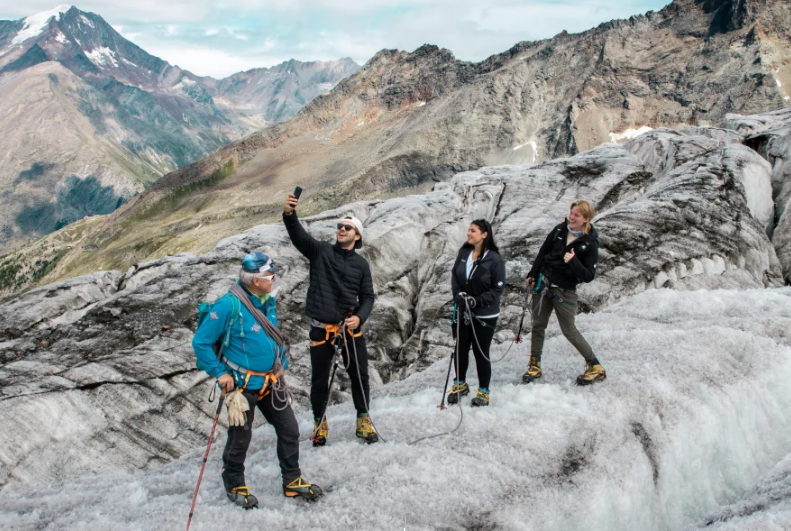 SwissCGNY's tweet image. 🏒 @nicohischier, the Swiss hockey sensation &amp;amp; captain of the @NJDevils, finds his ultimate retreat in his home region, the stunning Valais. This summer, he took two of his biggest #NJD fans, Jasmine &amp;amp; Ethan, on an unforgettable Valais adventure! 👀 more: ow.ly/zMwE50PLkNx