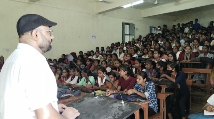 vanshidhar11's tweet photo. आज हिंदी दिवस पर सरदार वल्लभभाई पटेल कॉलेज भभुआ कैमूर में आयोजित संगोष्ठी की तस्वीरें..l
@kaimurlive 
@BiharEducation_ 
@BihariStats https://t.co/GHK4Qun0Gv