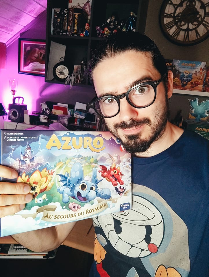 Akashinai's tweet photo. Le 06 Octobre notre jeu AZURO (@TeamKaedama ) volera de ses propres ailes, magnifiquement illustré par Jérémie Fleury.
Un jeu coopératif pour enfants à partir de 4ans. #j2s @editionsauzou #Azuro #BD https://t.co/7FyKPIVaHE