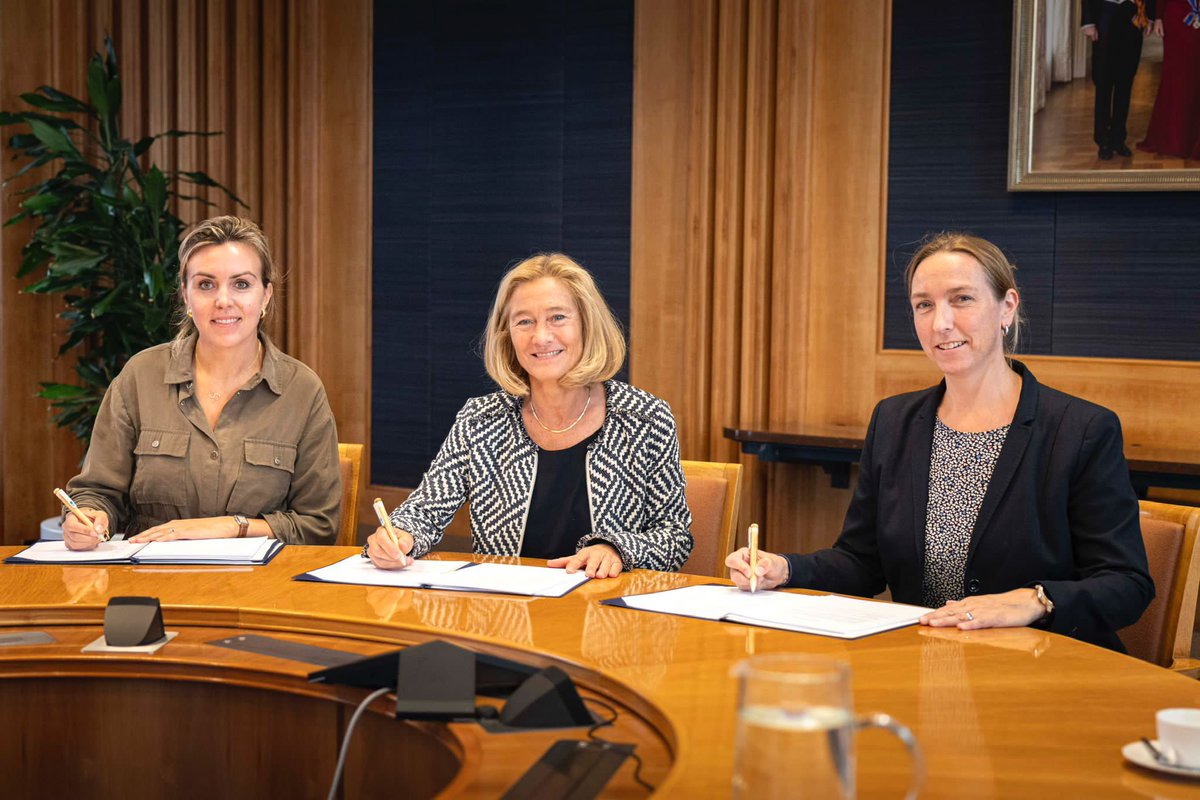 Het bedrijf Zeeland Refinery wil in 2030 de totale CO2-uitstoot met 1 megaton verminderen, 62% minder dan het niveau in 2022. Dat is vastgelegd in een intentieovereenkomst die vandaag is ondertekend door het bedrijf en de overheid.

Nieuwsbericht ⤵️

rijksoverheid.nl/actueel/nieuws…