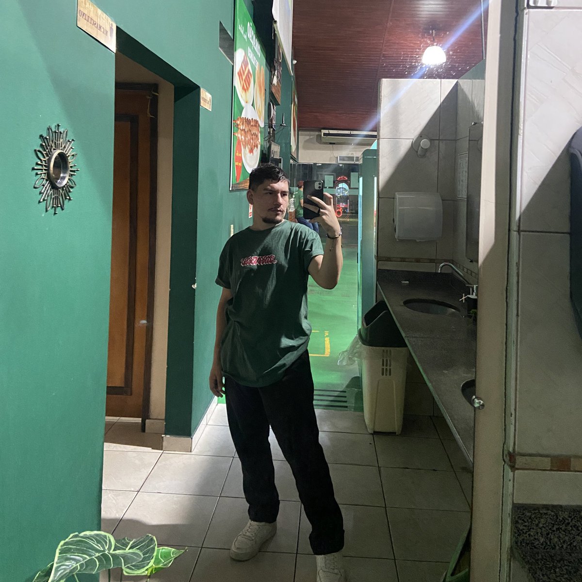 acaixaa's tweet photo. Pronomes; ele/dele/ela/dela
Altura: 1,63
Pé: 40
Signo: sagitário 
Fuma: felizmente não 
Tattoo: 0
Piercing: 1
Cor favorita: preto
Bebida favorita: gin https://t.co/NZuaD5mGZ5