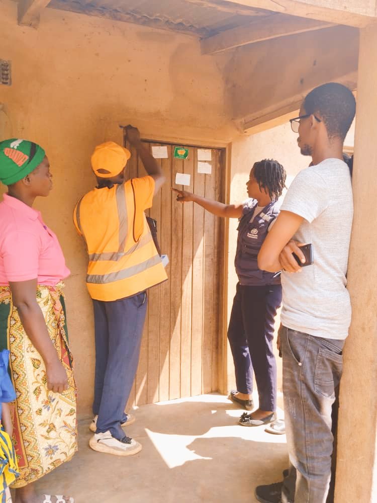WHOMalawi's tweet photo. #Malawi #polio 2 vaccine team meets #Mozambique #polio 2 vaccine team in the boundary districts of #Nsanje and #Mutarara. @WHOMalawi @WHOAFRO @WHO Mozambique #EndPolioNow https://t.co/R2HTQDVTm4