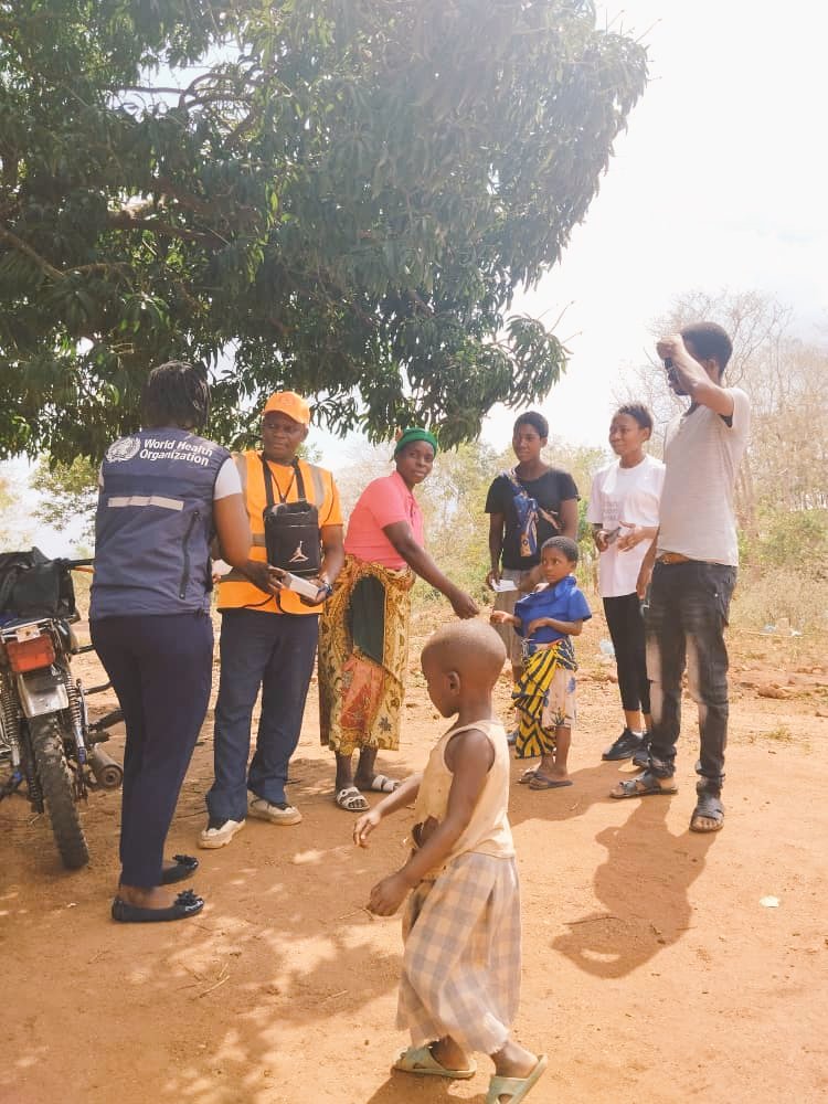 WHOMalawi's tweet photo. #Malawi #polio 2 vaccine team meets #Mozambique #polio 2 vaccine team in the boundary districts of #Nsanje and #Mutarara. @WHOMalawi @WHOAFRO @WHO Mozambique #EndPolioNow https://t.co/R2HTQDVTm4