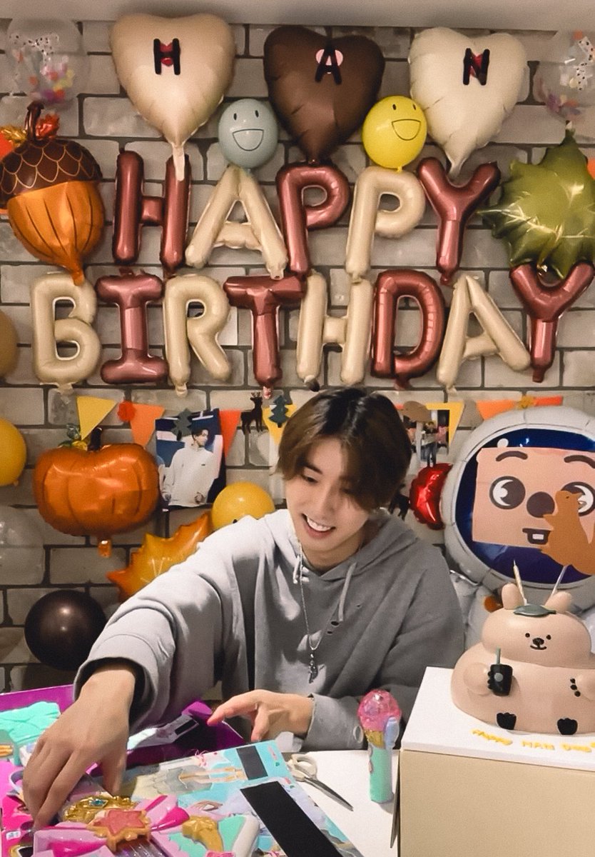 skzvintage's tweet photo. happy birthday hannie 🎃🐿️🍂🧡 https://t.co/UObDR349DS