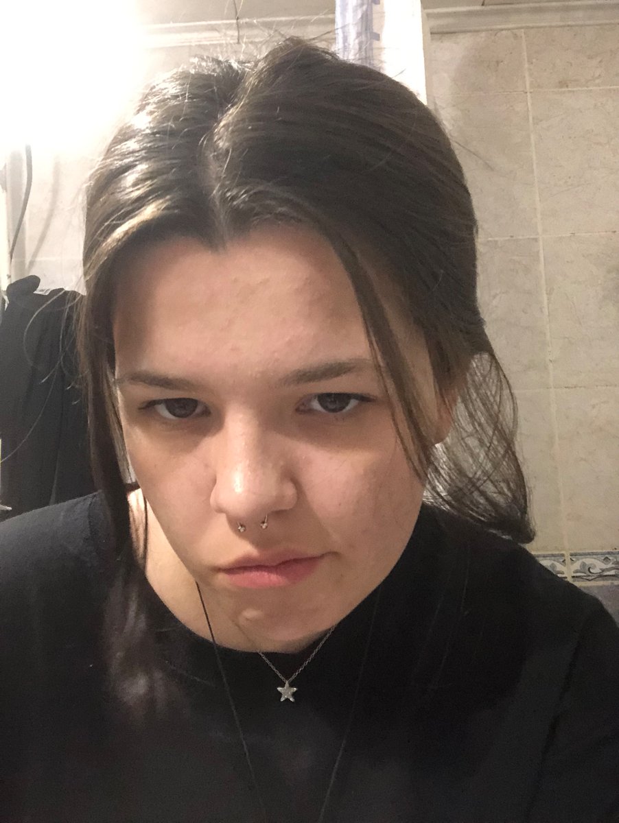 если вы забыли как я выгляжу 😇😇 за этот год я наверное стала лишь более недовольной 😭