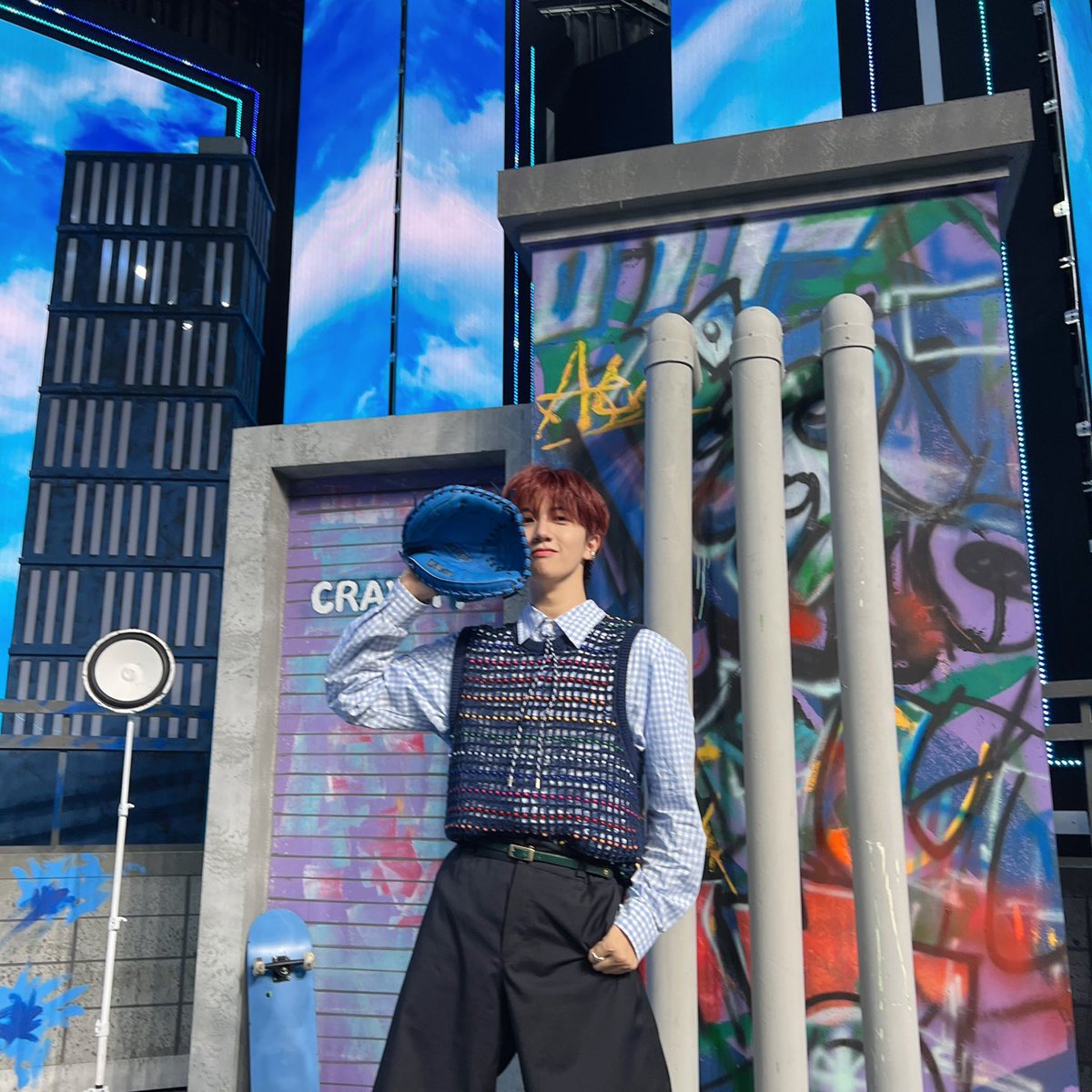 CRAVITY_twt's tweet photo. 야구 글러브에 눈이 반짝이는 원진이✨
러비티 오늘 엠카 첫방 다같이 즐겨주셨나요~~~😁
#원진 #크래비티 https://t.co/ZQhliIw6L5